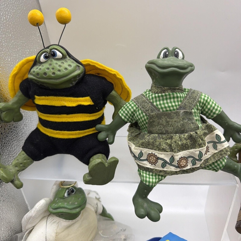 Vintage Russ Berrie Critter Lot Of 28 Resin Frog Plush Shelf Sitters - Picture 4 of 16